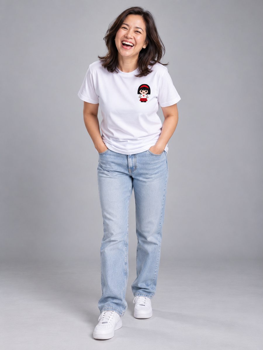 Woman wearing the white Velada shirt with dark jeans
